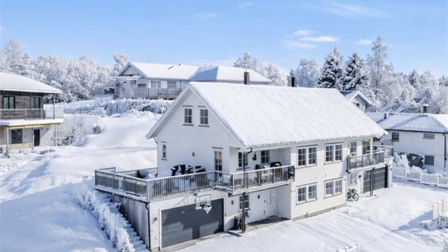 Velkommen til denne familievennlige boligen med populær beliggenhet på Råholt! (bilde redigert av AI)