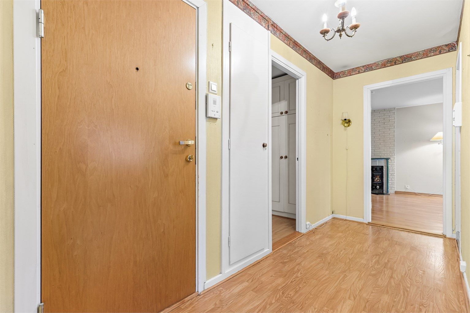 Leiligheten har en fin planløsning og en entré som gir adkomst til alle rom.