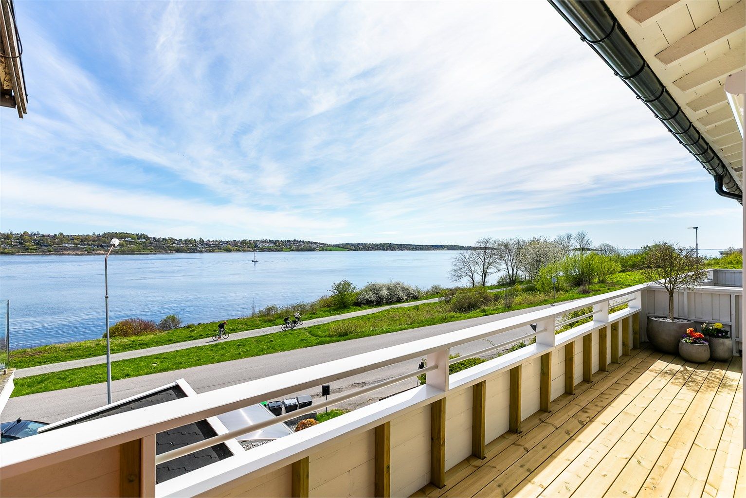 Ute som inne sees vid og vakker sjøutsikt over Værlebukta mot det frodige Festelandet på motsatt side. 