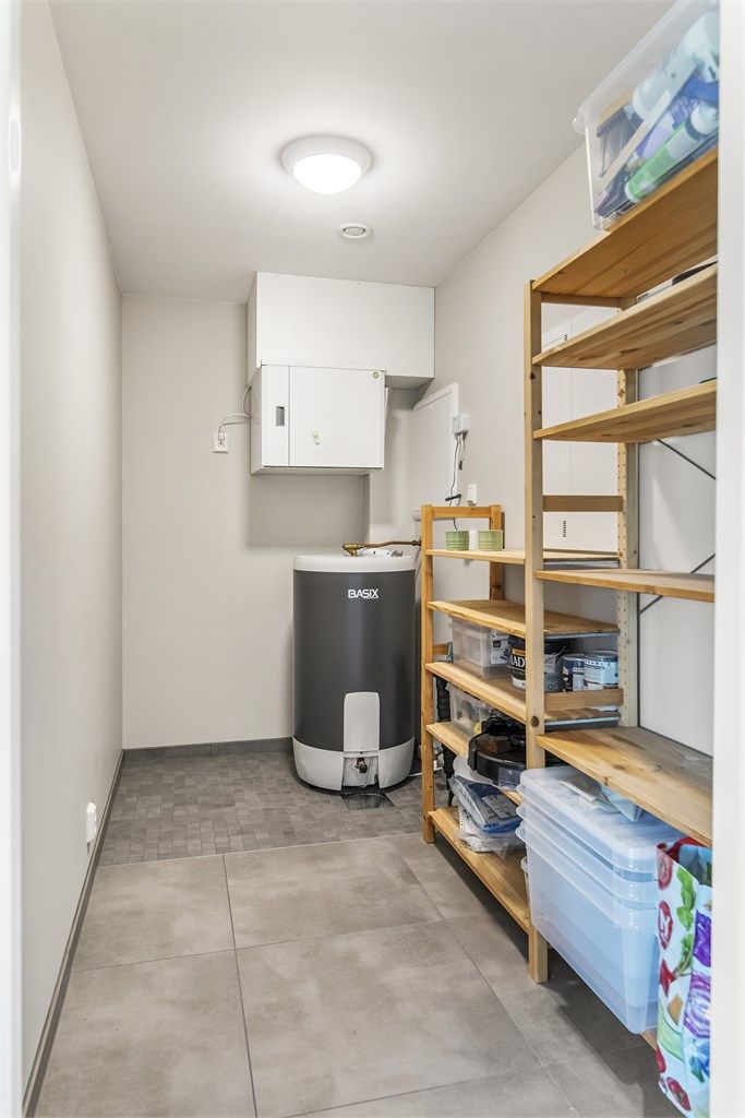 Praktisk innvendig bod. Her er varmtvannsbereder og aggregatet for balansert ventilasjon plassert.