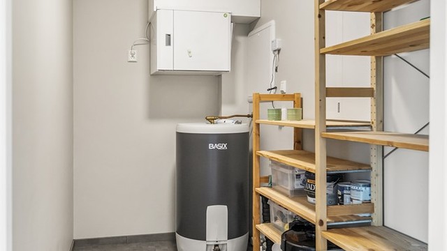 Praktisk innvendig bod. Her er varmtvannsbereder og aggregatet for balansert ventilasjon plassert.