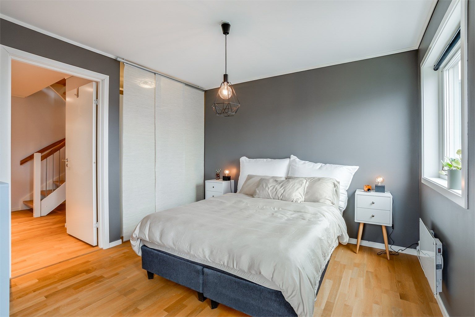 Adkomst fra soverom 1 til walk-in-garderobe 