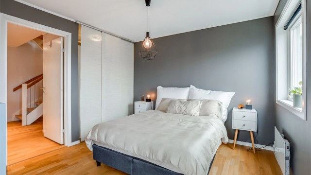 Adkomst fra soverom 1 til walk-in-garderobe
