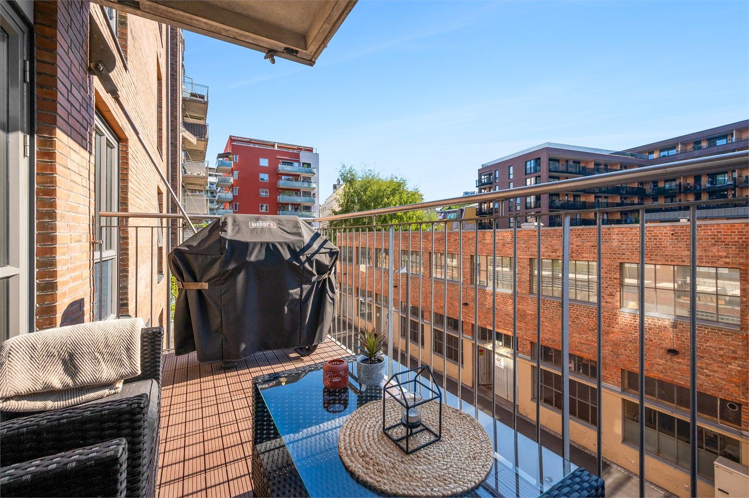 Boligen har en romslig balkong på 7 kvm. Her kan du nyte en god kopp kaffe i morgensolen. 