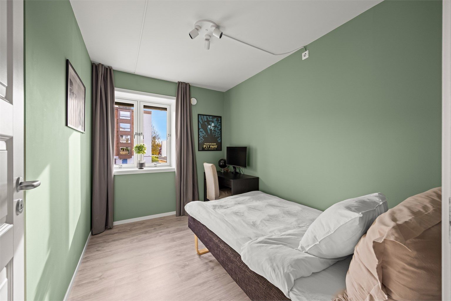 Soverom 2 har plass til seng og skrivebord, velegnet som barnerom eller gjesterom.