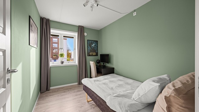 Soverom 2 har plass til seng og skrivebord, velegnet som barnerom eller gjesterom.