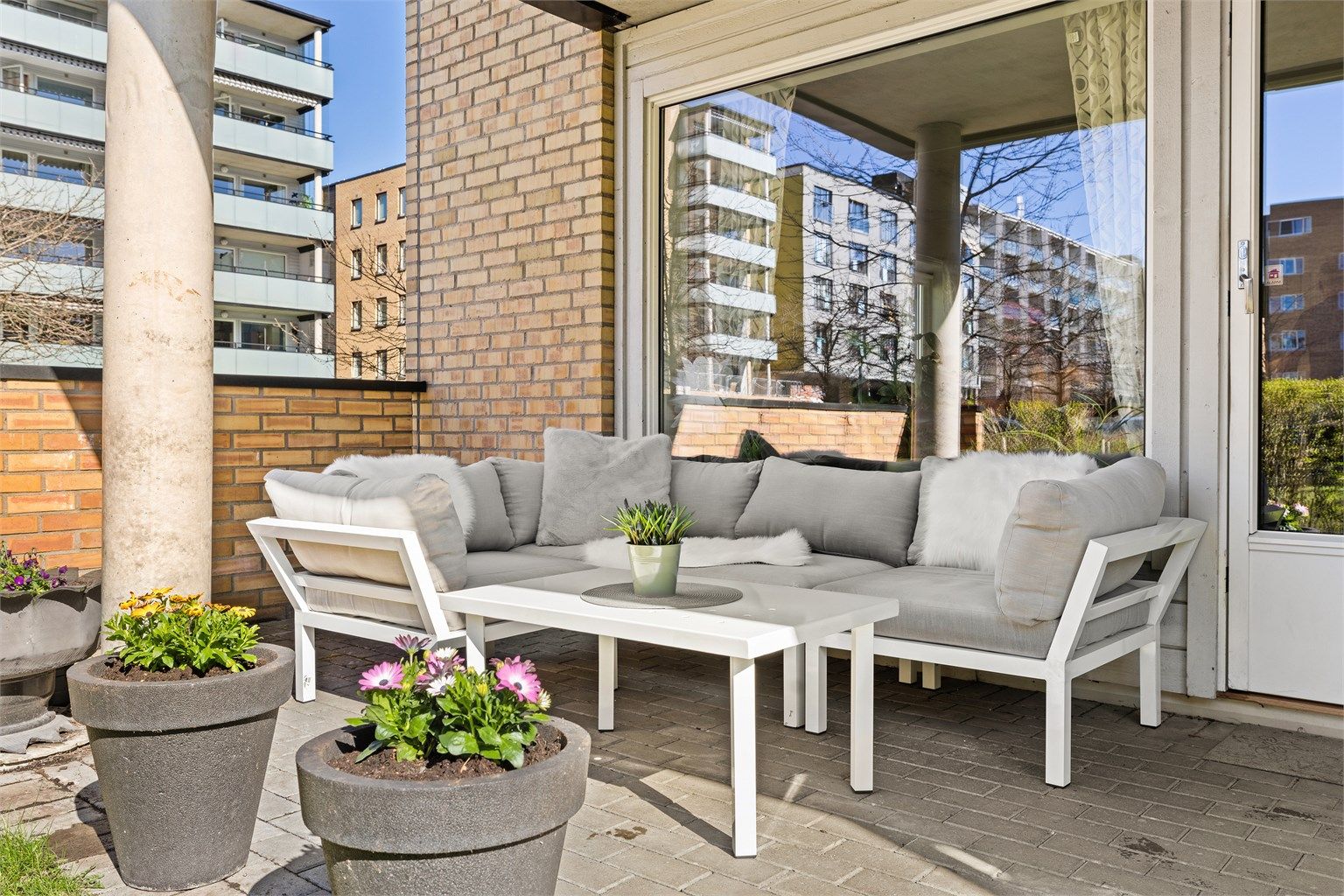 Uteplassen er anlagt med belegningsstein og gir en privat sone.