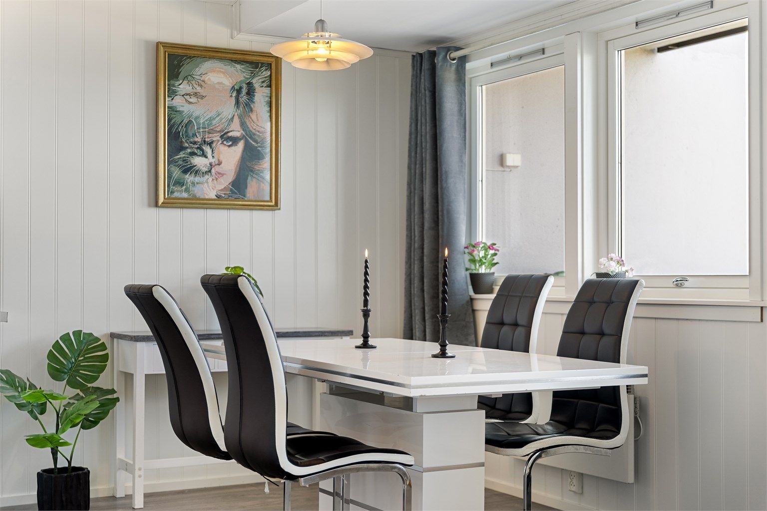 Spiseplassen har godt med dagslys fra vinduer med 3-lags glass, skiftet i 2021.