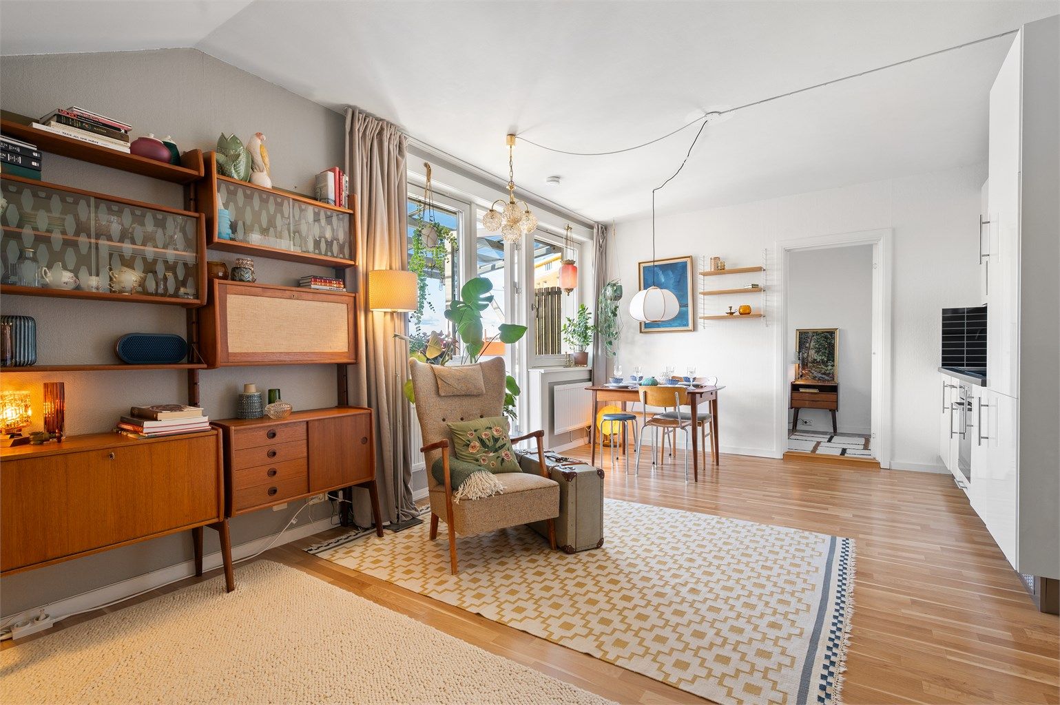 Leiligheten byr på en lys og romslig stue med store vindusflater som slipper inn rikelig med lys og luft. 