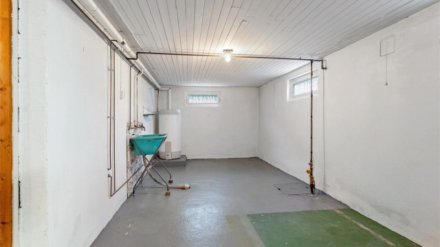 Kjellerom med varmtvannsbereder, utslagsvask og opplegg for vaskemaskin