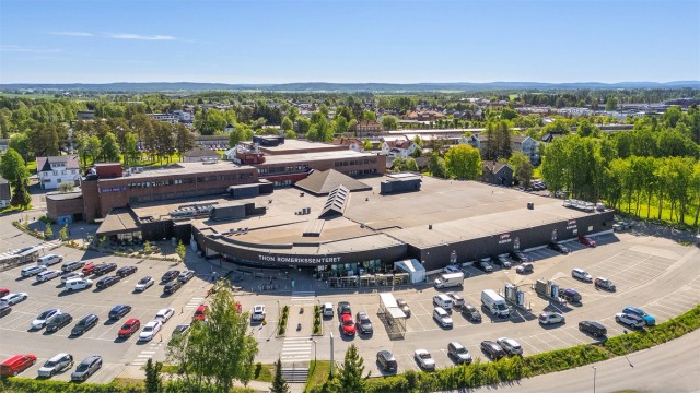 Romerikssenteret med et variert utvalg butikker og kafeer ligger i nærheten.