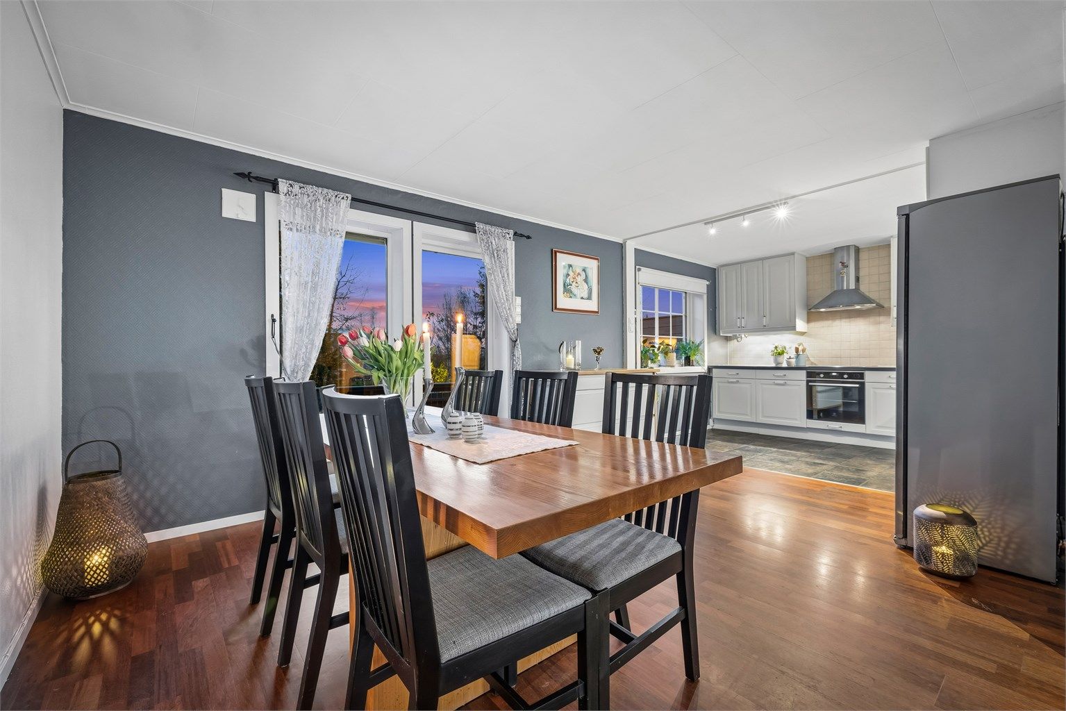 Stue og kjøkken er flott integrert i en åpen løsning