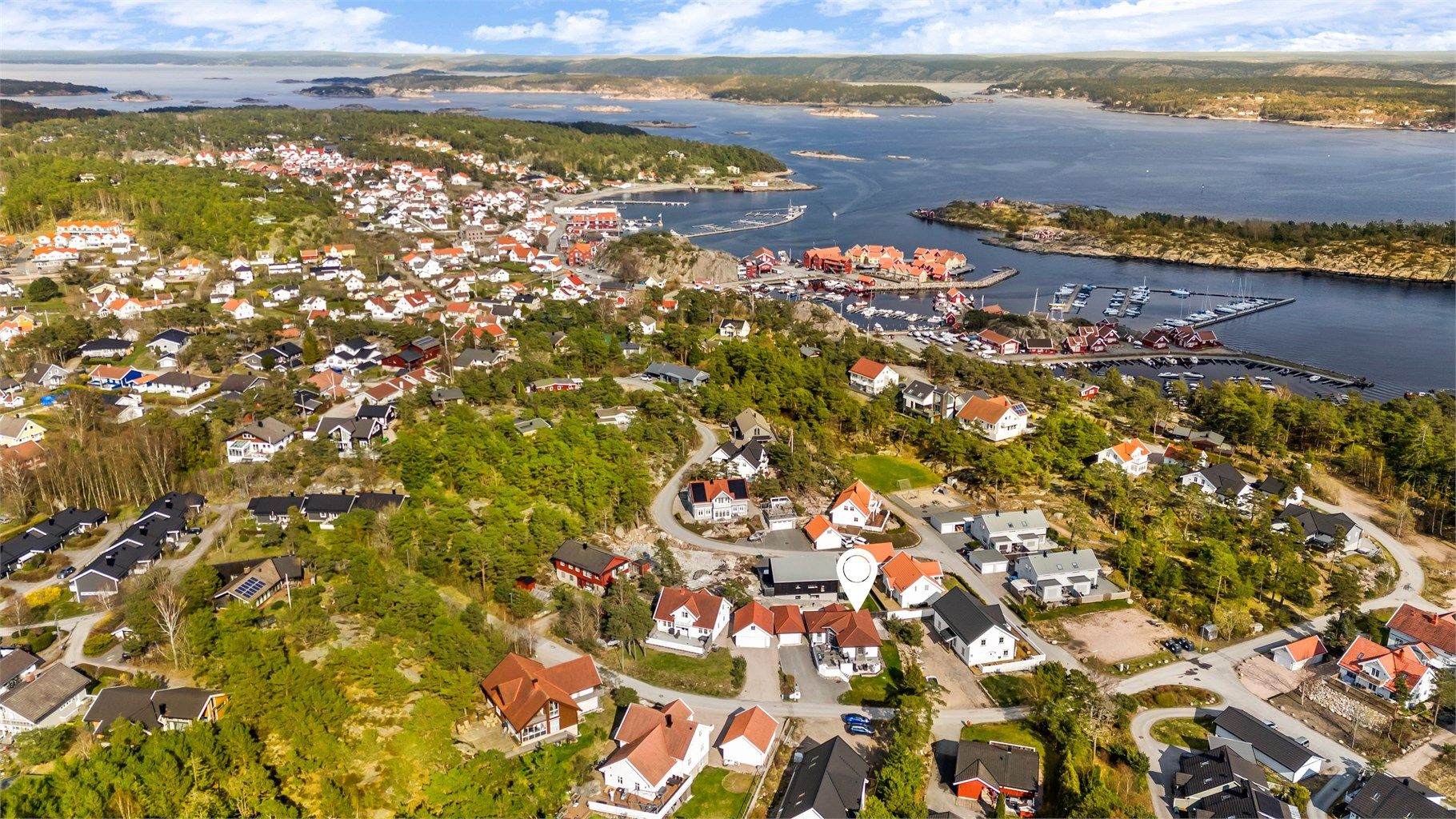 Eneboligen ble oppført i 2007 med yttervegger i lettklinkerblokker, utvendig pusset og dels kledd med liggende trepanel.