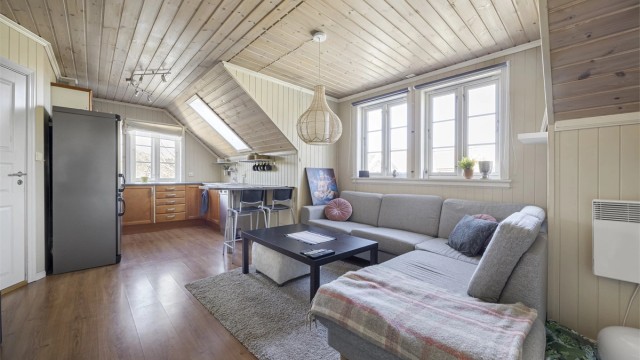 Leiligheten inneholder kjøkken/stue, to soverom og bad.