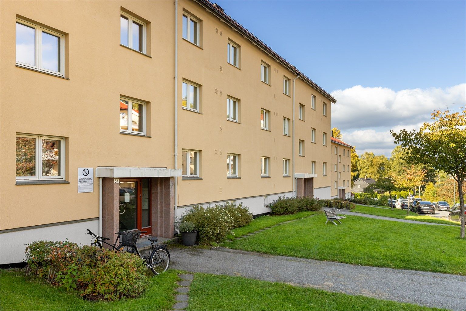 Inngangsparti med en praktisk sykkelparkering på utsiden.