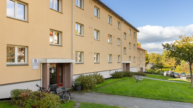 Inngangsparti med en praktisk sykkelparkering på utsiden.