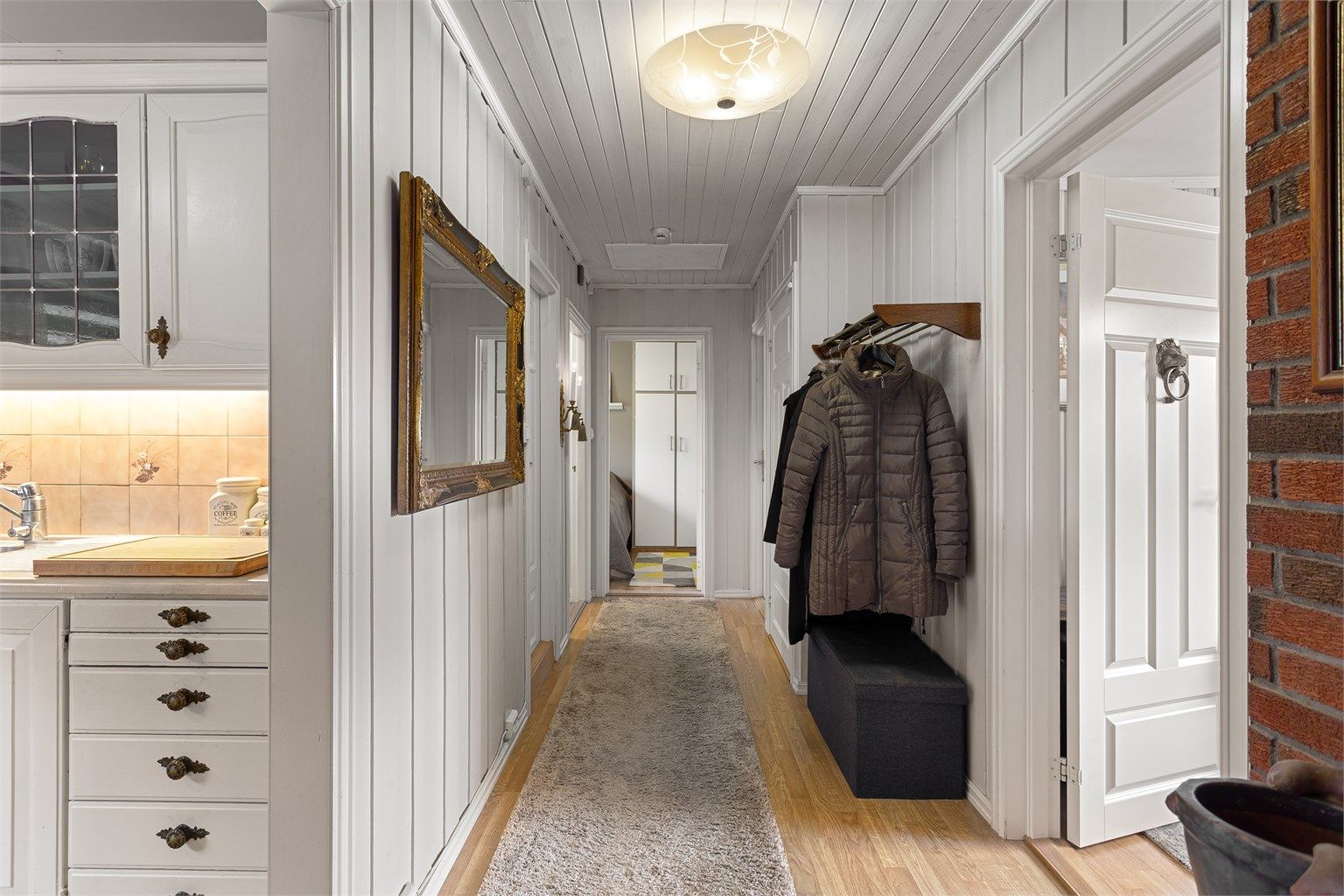 Fra gangen er det adkomst til soverommene, badet og stuen. Luke i taket gir tilgang til et kaldtloft for ekstra lagring.