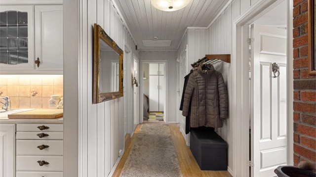 Fra gangen er det adkomst til soverommene, badet og stuen. Luke i taket gir tilgang til et kaldtloft for ekstra lagring.