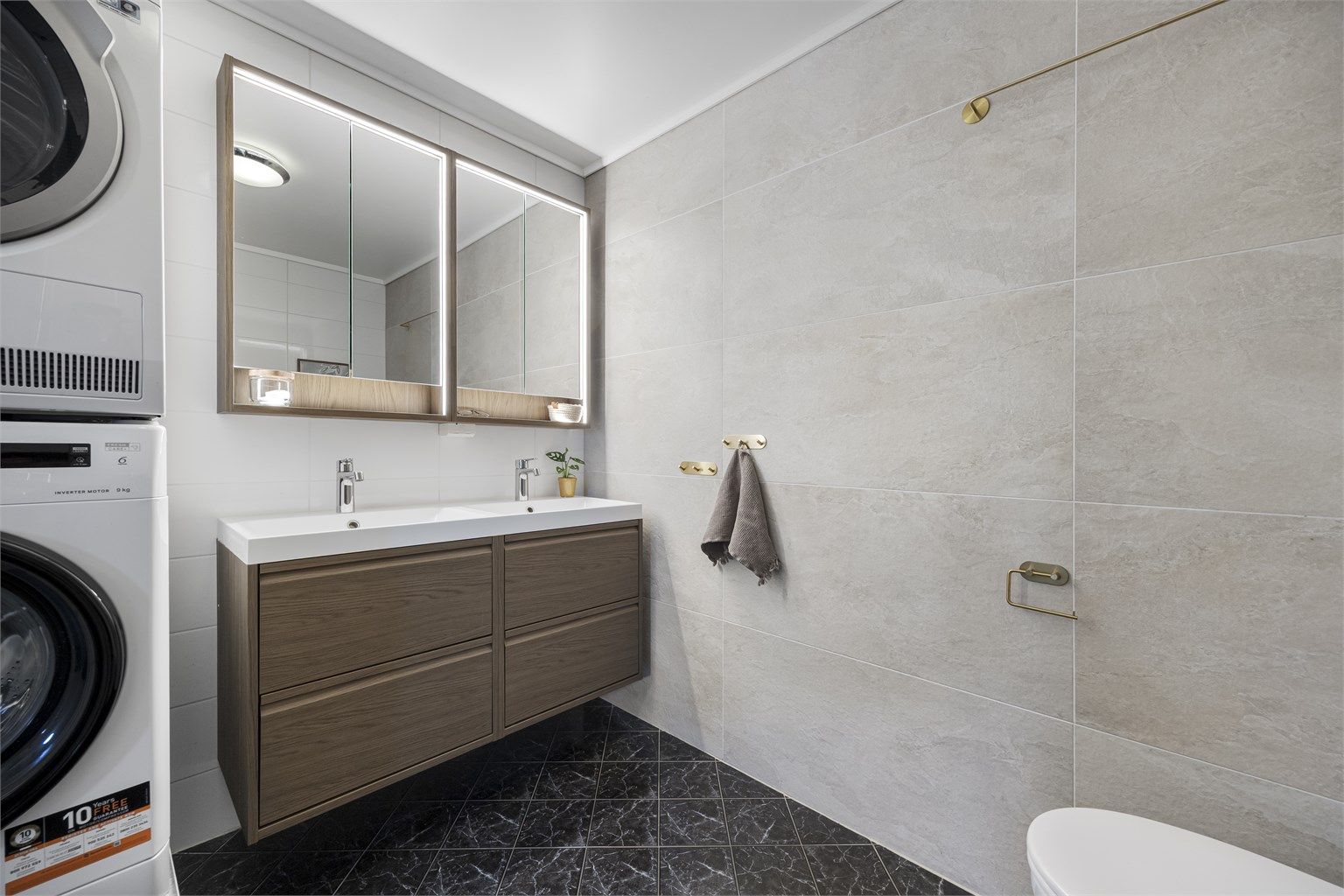 Badet i første etasje har flislagt gulv med varmekabler og ny servantinnredning fra 2024.