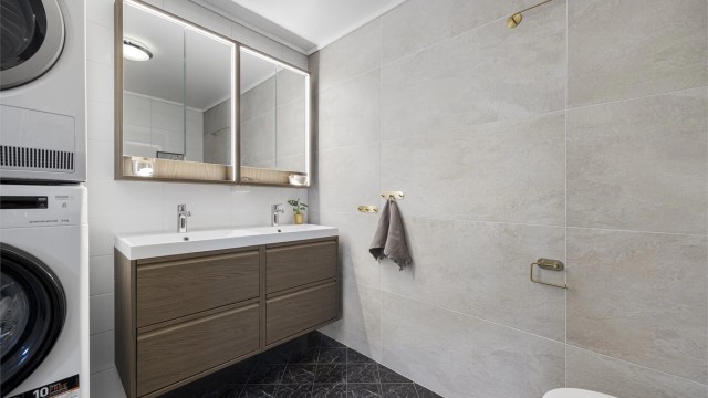 Badet i første etasje har flislagt gulv med varmekabler og ny servantinnredning fra 2024.