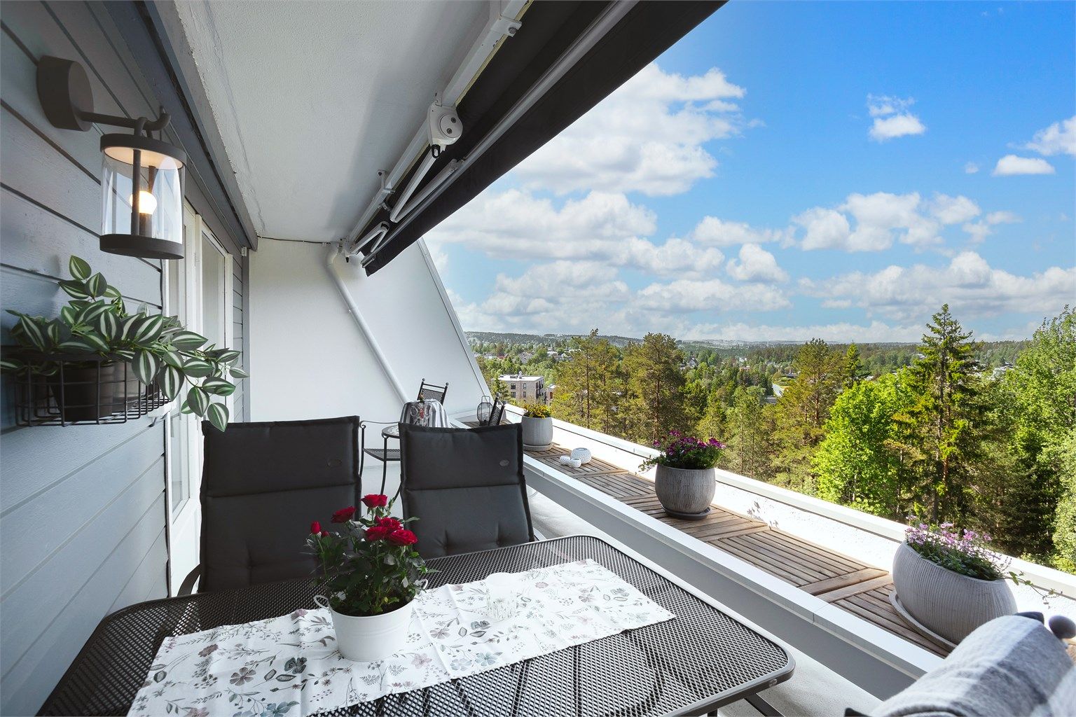 Den vestvendte terrassen har utgang fra stuen og god plass til både sittegruppe, spisebord og grill.
