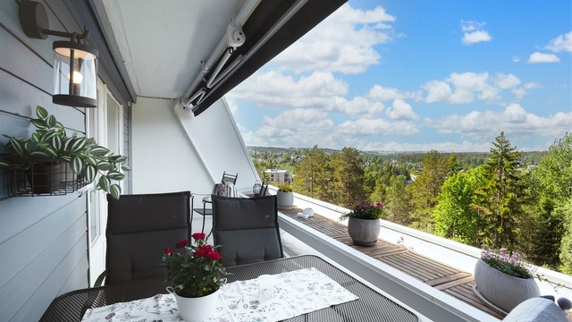 Den vestvendte terrassen har utgang fra stuen og god plass til både sittegruppe, spisebord og grill.