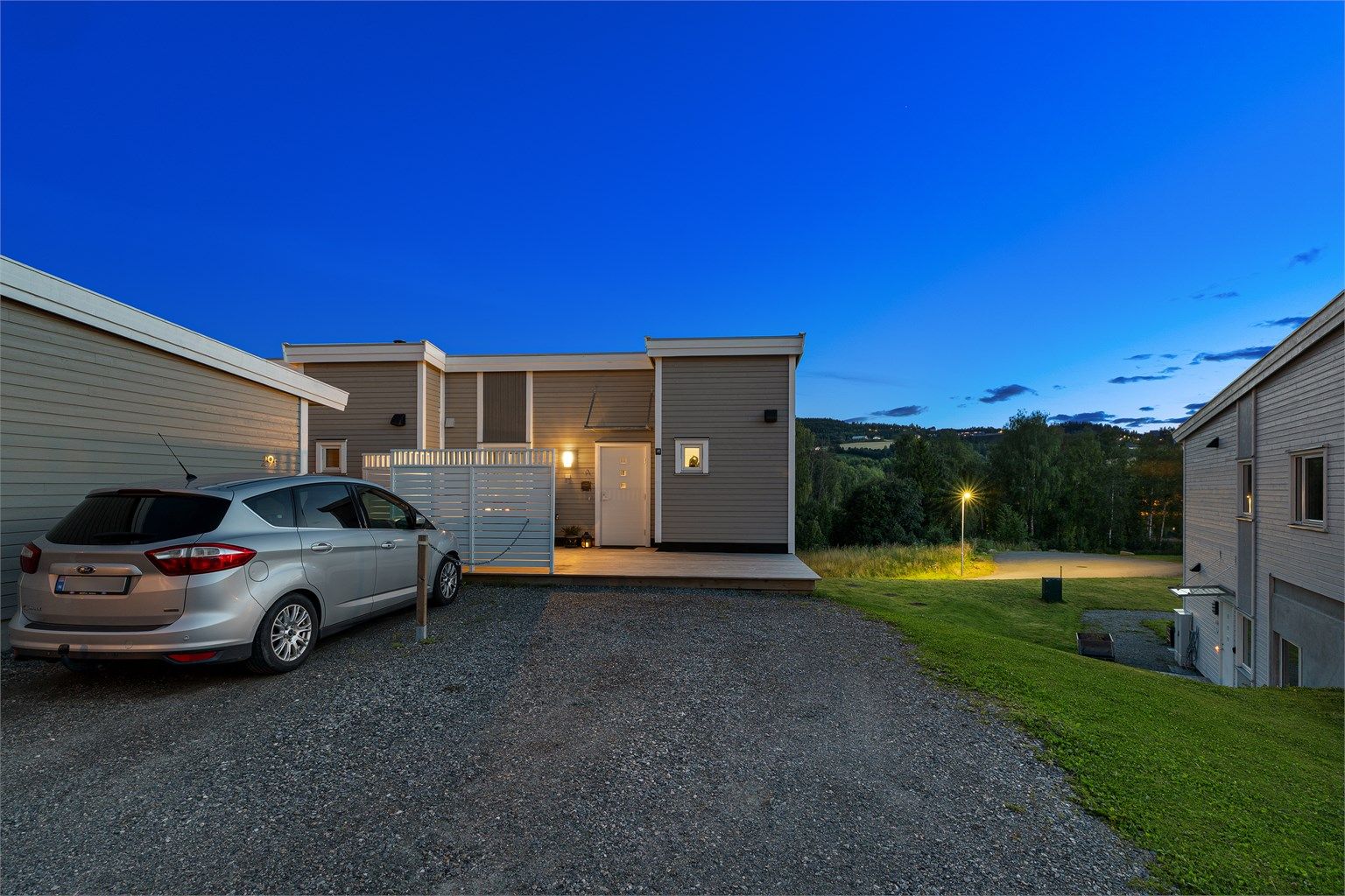 I tillegg til carport er det også biloppstillingsplass på tomta.