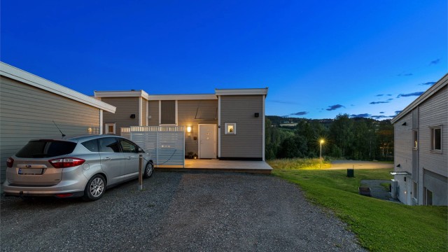 I tillegg til carport er det også biloppstillingsplass på tomta.