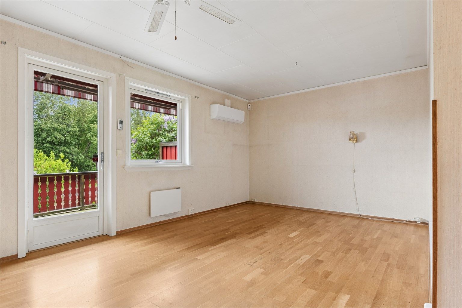 Stuen har en god utforming med plass til både sittegruppe og spiseplass.