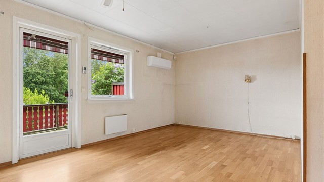 Stuen har en god utforming med plass til både sittegruppe og spiseplass.