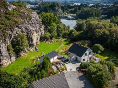 Velkommen til Vindskarvegen 17 - en perle av en eiendom med nydelig, naturskjønn beliggenhet i landlige omgivelser. Det er ca. 10 minutters kjøring til Sartor senter og 20 minutter til Bergen sentrum. 