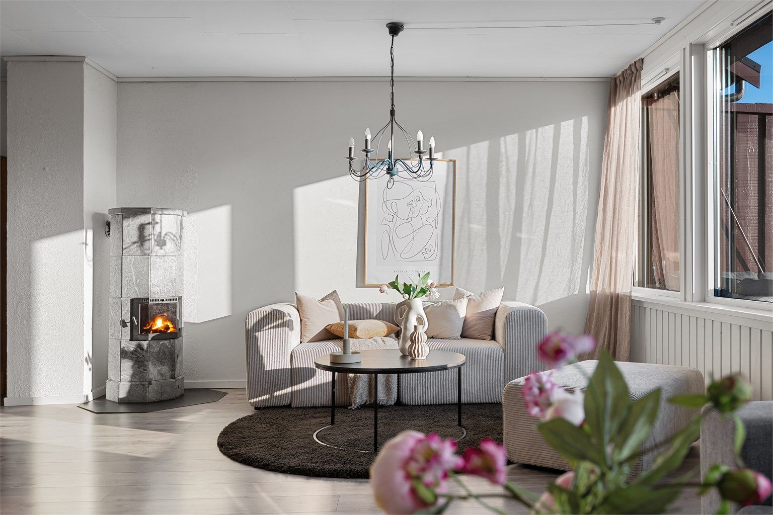 Stuen fremstår som lys og meget tiltalende med store vindusflater. Dette gir rikelig med naturlig lys og dermed en luftig følelse