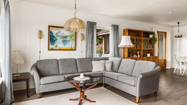 Det er god plass til flere møbleringssoner og det er direkte utgang til terrassen