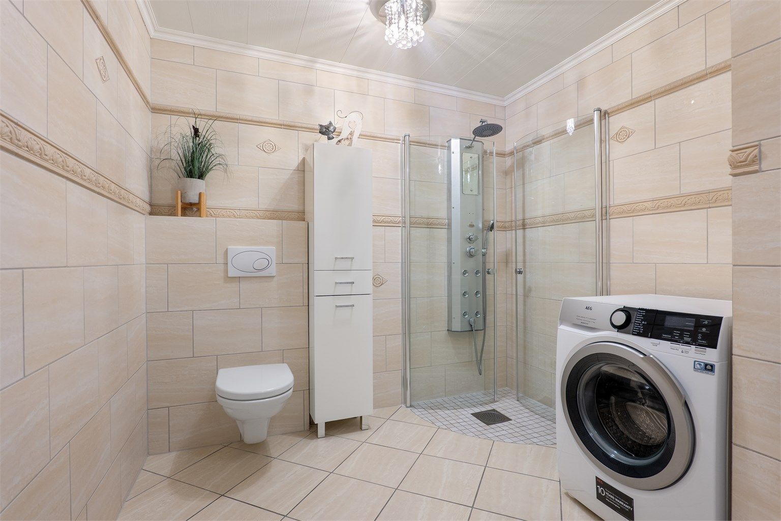 Dette badet er utpreget stort og tilrettelagt også for vaskeromsformål.