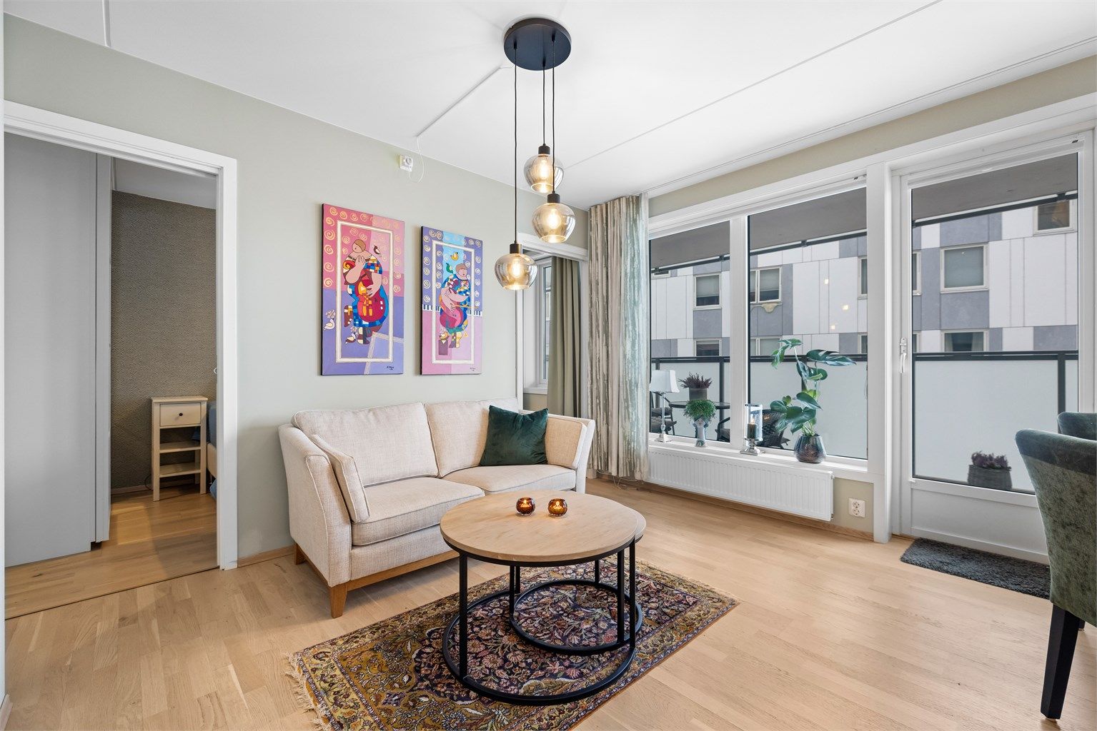 Store vinduer slipper inn rikelig med naturlig lys