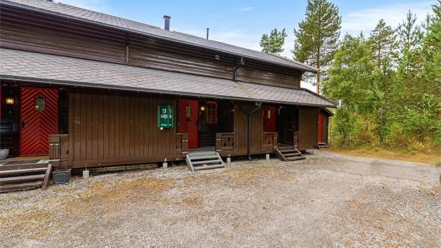 Hver enhet har egen inngang og tilhørende utebod.