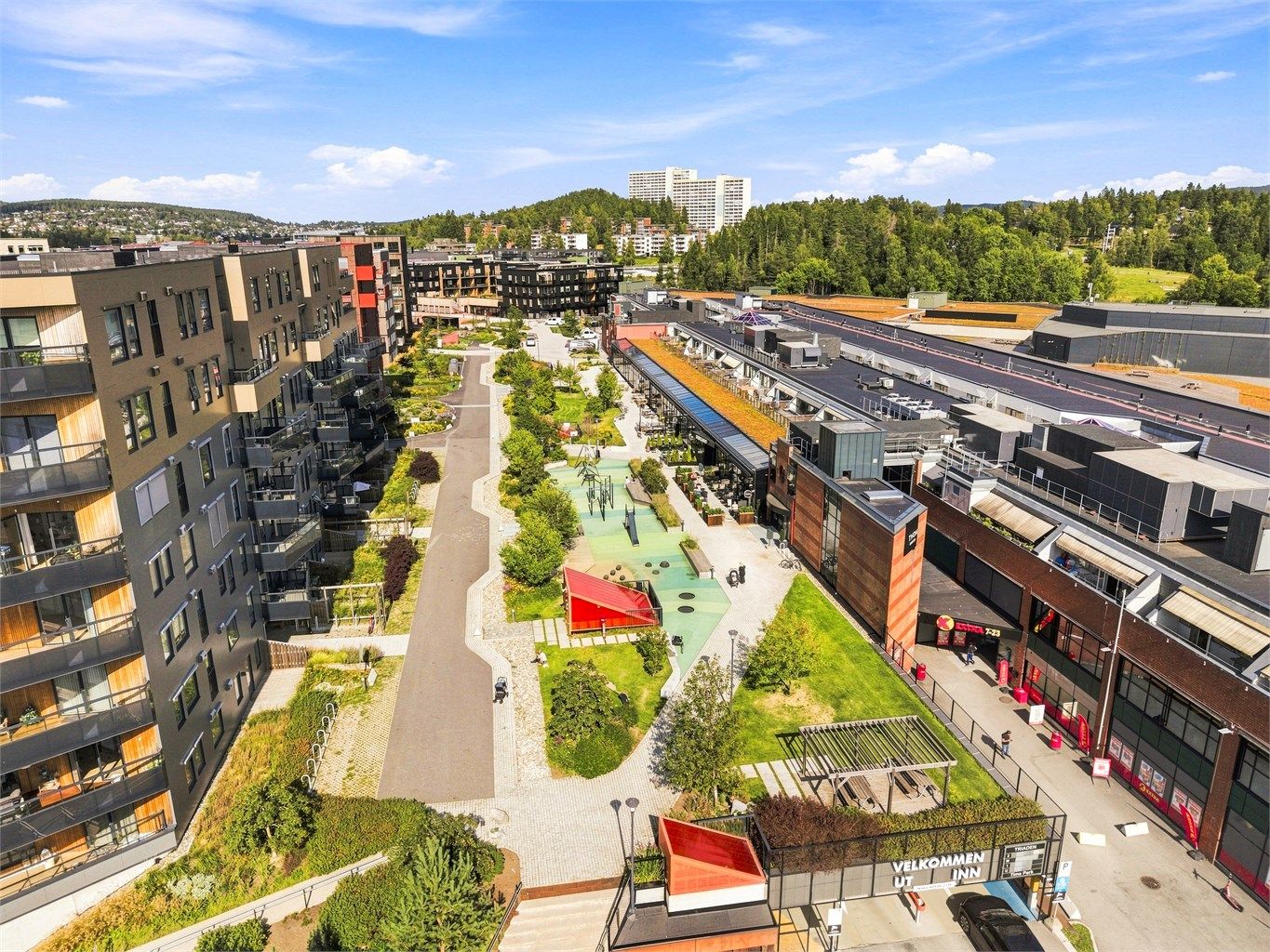 Triaden har flere restauranter med uteservering, og friområde som skjermer mot bebyggelsen.