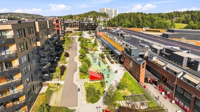 Triaden har flere restauranter med uteservering, og friområde som skjermer mot bebyggelsen.