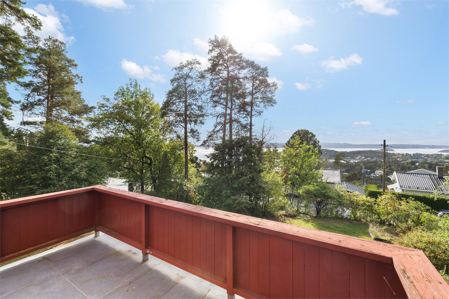 Altanen på ca. 10 m² har utgang fra et av soverommene og er en flott, usjenert uteplass.