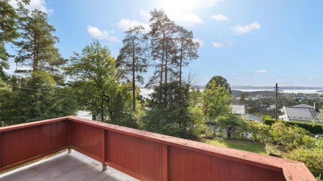 Altanen på ca. 10 m² har utgang fra et av soverommene og er en flott, usjenert uteplass.