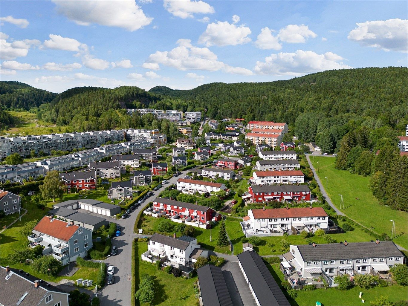 Beliggende i markagrensen, omringet av store grøntareal med fotballbaner, lekeparker, skiløyper, slalåmbakke, skøytebane og badedam