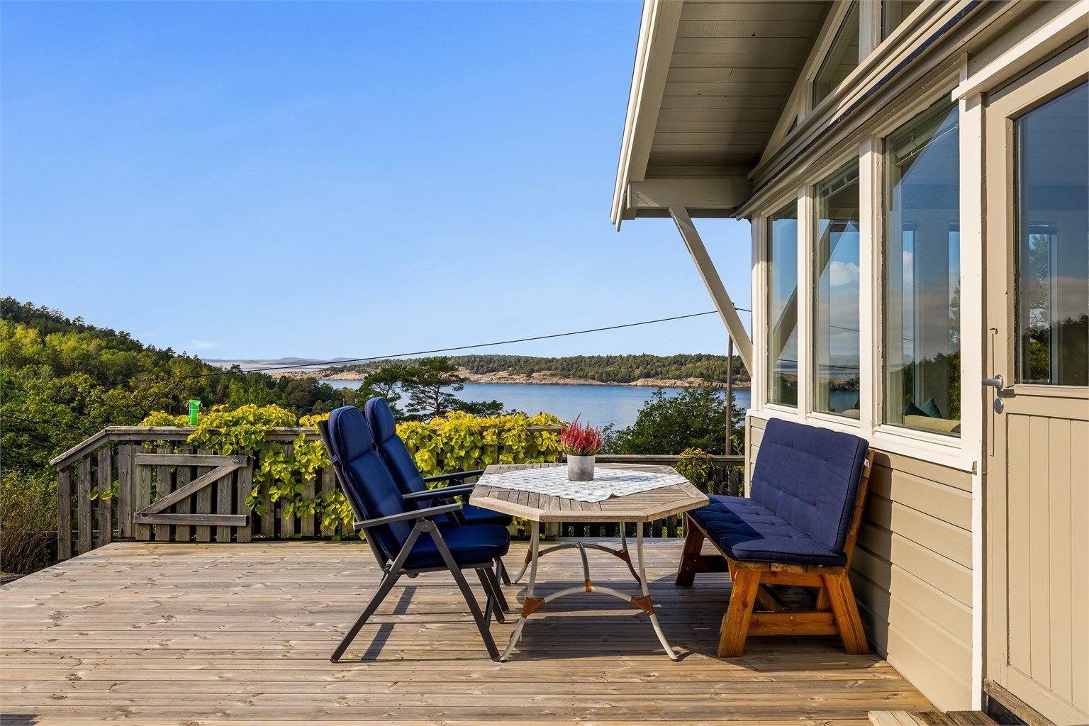 Rundt hele hytta er det anlagt terrasser.