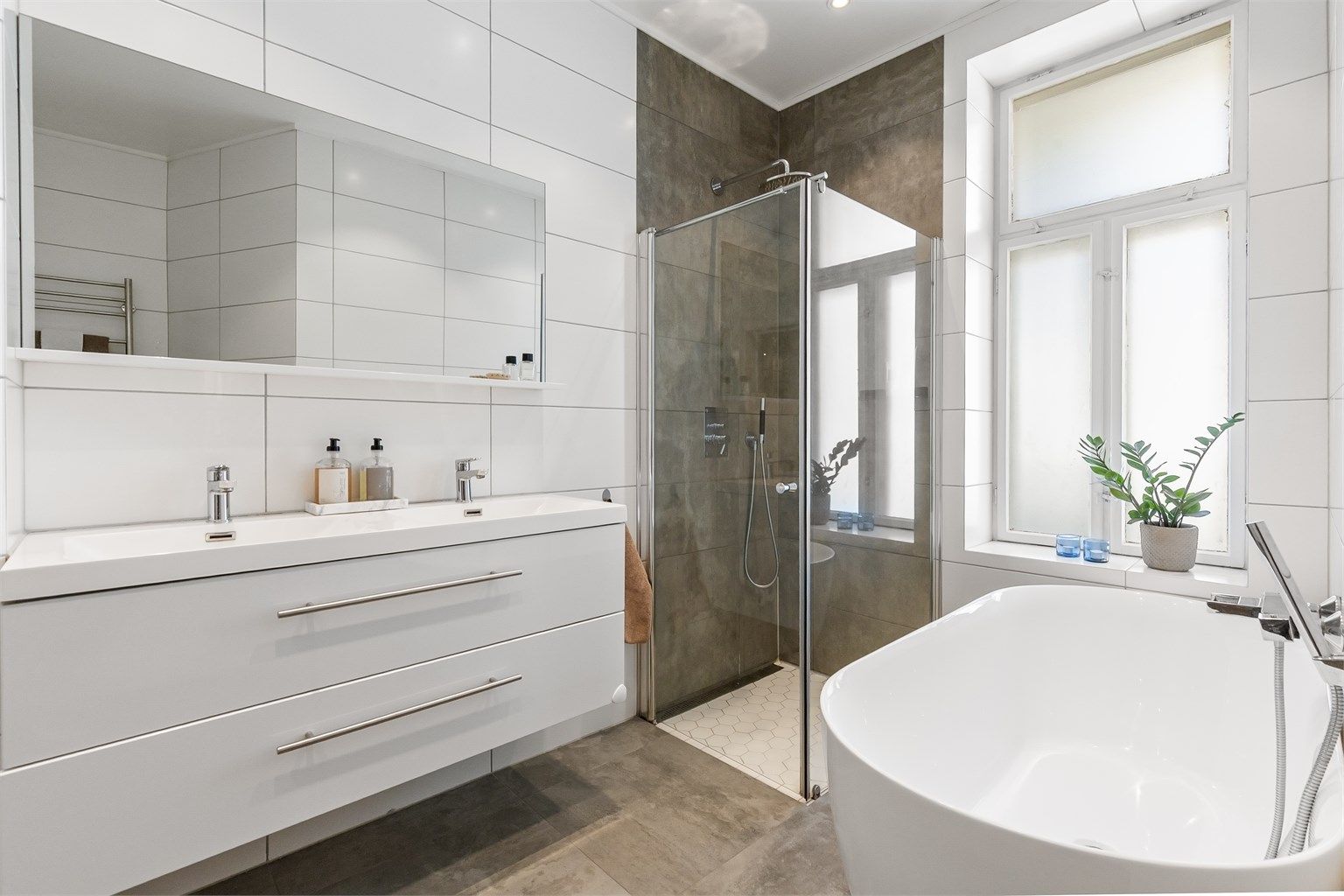 Badekaret er fra 2023 og har et moderne to-greps armatur med hånddusj.