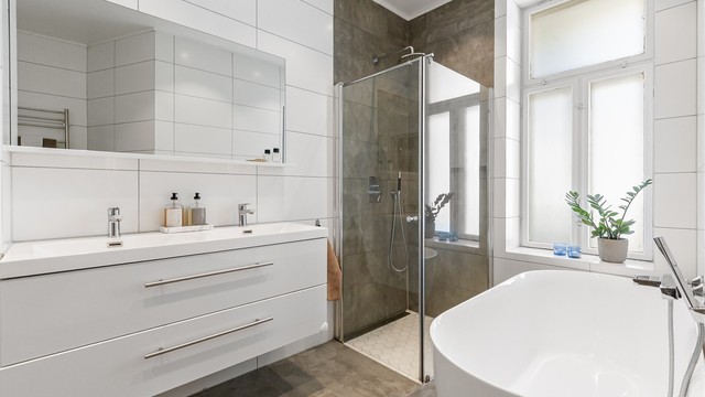 Badekaret er fra 2023 og har et moderne to-greps armatur med hånddusj.