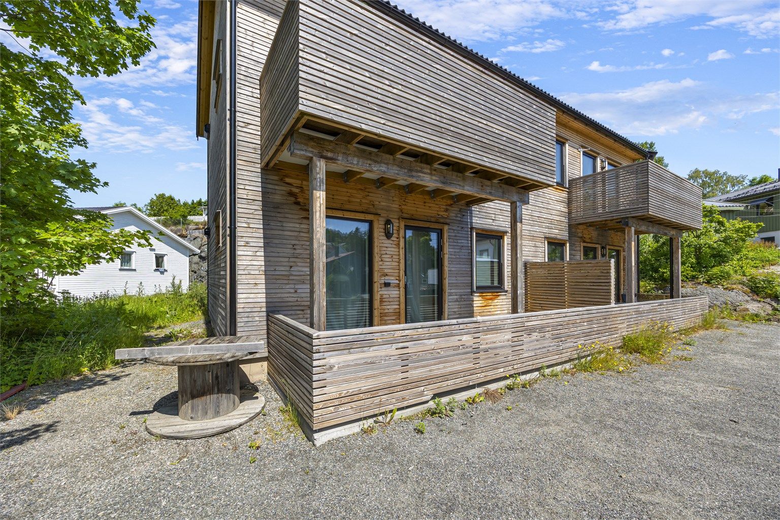 Beliggenheten er sentral med kort vei til både servicetilbud og fine turområder.