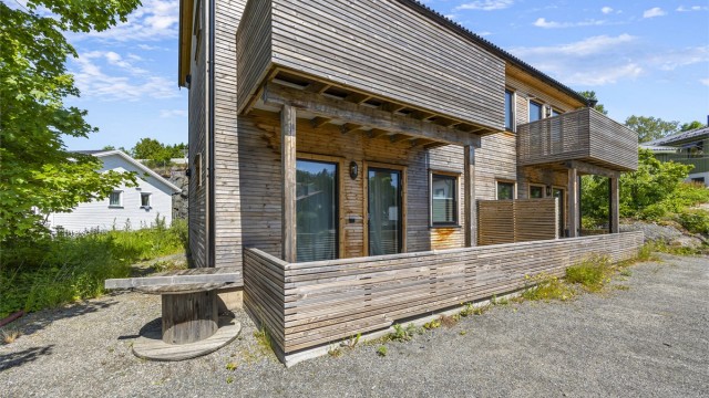 Beliggenheten er sentral med kort vei til både servicetilbud og fine turområder.