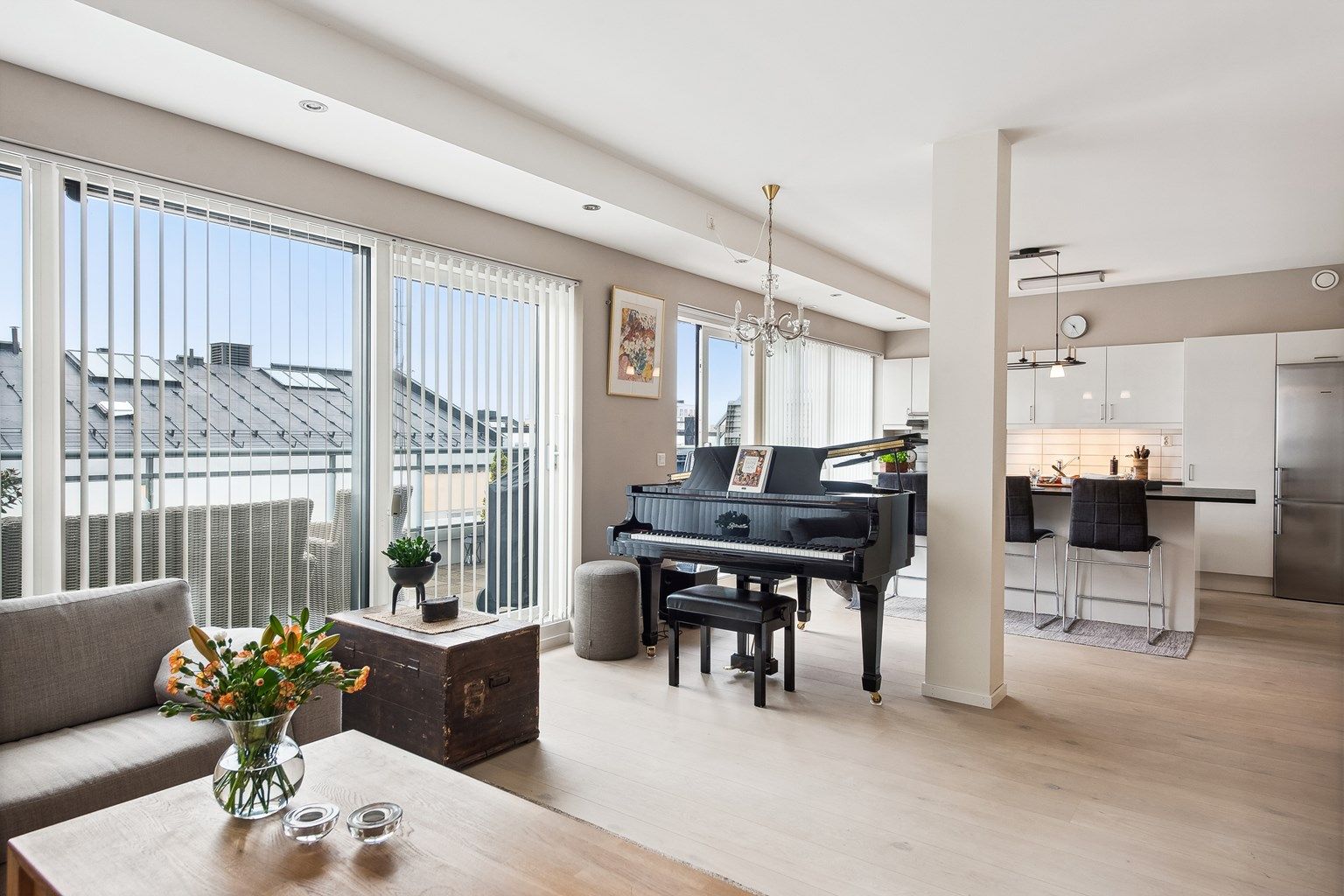 Velkommen til Torggata 44 og Kvartal48. Bekvem 3-roms selveiet toppleilighet. Leiligheten ligger i 5. etasje med adkomst via heis.