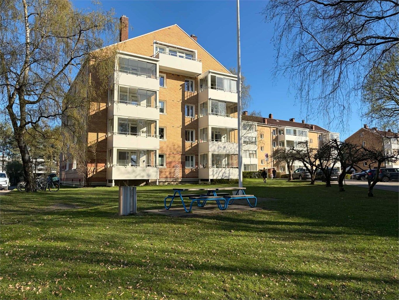 Borettslaget har felles sittegrupper og grillplasser tilgjengelig for beboerne.