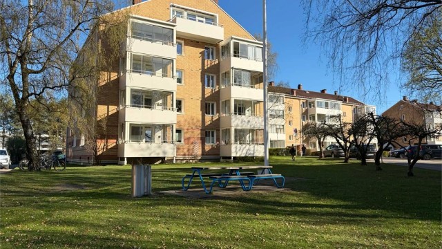 Borettslaget har felles sittegrupper og grillplasser tilgjengelig for beboerne.