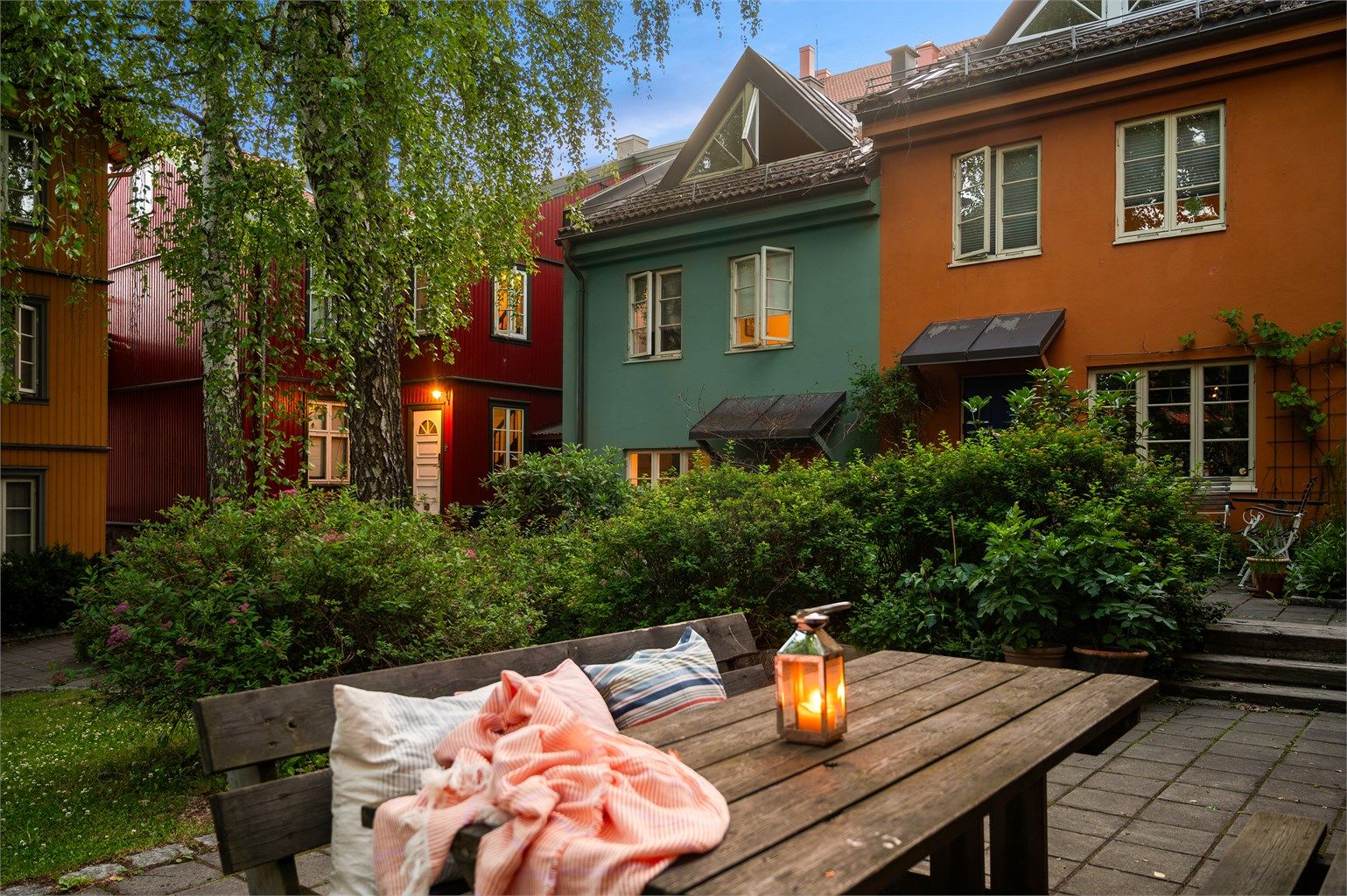 Felles sittegrupper i bakgården inviterer til sosialt samvær.